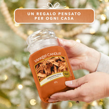 Carica l'immagine nel visualizzatore di Gallery, Yankee Candle Candela Profumata In Giara Grande | Bastoncino Di Cannella | Durata Fino A 150 Ore | Cinnamon Stick, Candele in Giara Grande