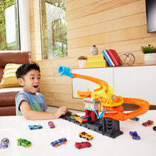 Carica l'immagine nel visualizzatore di Gallery, Hot Wheels 'Let's Race' Netflix - Attacco del Cobra in Pizzeria, playset con pista a spirale e funzione a scomparsa casuale con 3 percorsi, una macchinina in scala 1:64 inclusa, 3+ anni, HTN81
