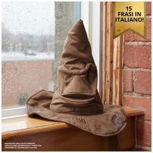 Carica l&#39;immagine nel visualizzatore di Gallery, Wizarding World | Cappello Parlante Interattivo di Harry Potter | Voce originale dei film di Harry Potter | 15 frasi in italiano/tedesco | Accessori Harry Potter dai 5 anni in su