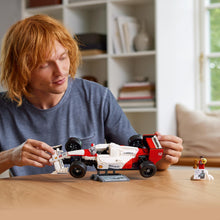 Carica l&#39;immagine nel visualizzatore di Gallery, LEGO Icons McLaren MP4/4 e Ayrton Senna, Modellino da Costruire di Auto da Corsa con Minifigure, Replica Iconica Monoposto F1, Hobby Creativo per Adulti, Regalo per Lui, Lei, Marito o Moglie 10330