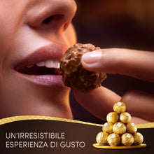 Carica l'immagine nel visualizzatore di Gallery, Ferrero Rocher - 28 Specialità al Cioccolato al Latte e Nocciola, Scatola Natalizia a Piramide Ottimale come Regalo o Centrotavola per le Cene di Natale, 350 gr