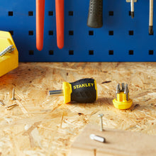 Carica l'immagine nel visualizzatore di Gallery, STANLEY Cacciavite a cricchetto multi-inserto Stubby, 6 inserti, 0-66-357