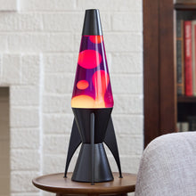 Carica l'immagine nel visualizzatore di Gallery, LAVA® - Lampada Lava Evenfall Rocket 2391, cera gialla, liquido viola, base decorativa, cappuccio e alette del razzo, la