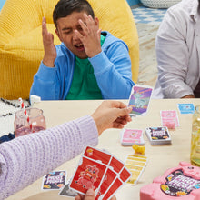 Carica l'immagine nel visualizzatore di Gallery, Piggy Piggy, gioco di carte, divertente e veloce gioco per famiglie, bambini, ragazzi e adulti, dai 7 anni in su, da 2 a 6 giocatori