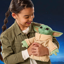 Carica l'immagine nel visualizzatore di Gallery, Star Wars Hasbro, action figure da 25 cm di Grogu Coccolavventura, giocattolo animatronico, peluche interattivo, giocattoli ispirati The Mandalorian and Grogu, dai 4 anni in su