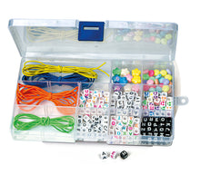 Carica l'immagine nel visualizzatore di Gallery, Clementoni Crazy Chic - Message Bracelets, Kit Gioielli Creativi per Bambini 7+ Anni, Braccialetti e Collane Personalizzabili con Lettere e Perline Colorate, Idea Regalo per Bambine, 18634