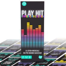 Carica l'immagine nel visualizzatore di Gallery, ATM Gaming PLAY HIT - Gioco da Tavolo Musicale - Blind Test, Karaoke e Quiz per Feste - 2 a 10 Giocatori - Divertente, Dinamico e a Squadre - Perfetto per Serate, Famiglie e Amici - Italiano