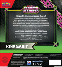 Carica l'immagine nel visualizzatore di Gallery, Collezione illustrazione Kingambit dell’espansione Scarlatto e Violetto - Segreto Fiabesco del GCC Pokémon (1 carta promozionale olografica, 2 carte olografiche e 4 buste di espansione), italiano