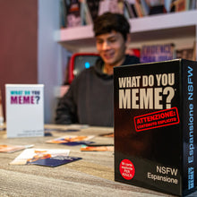 Carica l'immagine nel visualizzatore di Gallery, Rocco Giocattoli Espansione What Do You Meme? NSFW - Yas Games - L’Unico In Italiano, Da 18 anni in su