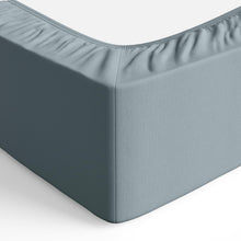 Carica l&#39;immagine nel visualizzatore di Gallery, Amazon Basics Lenzuolo con angoli Matrimoniale, 180 x 200 x 30 cm, in 100% Microfibra con altezza da 30cm, Blu Spa