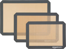 Carica l'immagine nel visualizzatore di Gallery, Amazon Basics Tappetini da forno in silicone, set da 3 unità, Rettangolare, 23.0cm x 33.0cm, 25.0cm x 29.5cm, 29.5cm x 37.5cm, Marrone/Nero