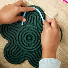 Carica l'immagine nel visualizzatore di Gallery, Miniland - Giocattolo sensoriale in silicone per neonati Flexhetti, con strisce flessibili per stimolare il gioco creati
