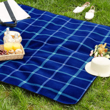 Carica l'immagine nel visualizzatore di Gallery, Amazon Basics Coperta da picnic con retro impermeabile, Ufficio, 200 x 200 cm, Studio, Plaid blu scuro