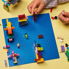 Carica l&#39;immagine nel visualizzatore di Gallery, LEGO Classic Base Blu, Tavola per Costruzioni Quadrata con 32x32 Bottoncini, Piattaforma Classica per Mattoncini per Costruire ed Esporre i Modellini, Giochi per Bambini e Bambine da 4 Anni 11025