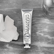 Carica l'immagine nel visualizzatore di Gallery, Marvis Dentifricio per Fumatori con Menta Sbiancante, 85 ml
