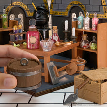Carica l'immagine nel visualizzatore di Gallery, MGA's Miniverse Make It Mini Potions Class - Mini Oggetti Da Collezione Harry Potter, Set Di Costruzioni, 100+ Pezzi, Fa