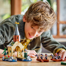 Carica l&#39;immagine nel visualizzatore di Gallery, LEGO Harry Potter La Rimessa per le Barche del Castello di Hogwarts, Gioco per Bambini e Bambine da 8 Anni in su con 2 Barche Giocattolo, Rimessa da Costruire e 5 Minifigure, Idea Regalo 76426