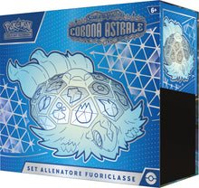 Carica l'immagine nel visualizzatore di Gallery, GCC Pokémon: set Allenatore Fuoriclasse dell’espansione Scarlatto e Violetto - Corona Astrale (una carta promozionale a figura intera, nove buste di espansione e accessori premium)