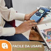 Carica l'immagine nel visualizzatore di Gallery, Dymo LetraTag etichette originali in plastica – rotolo da 12 mm x 4 m – stampa nera su bianco – LT etichette autoadesive per etichettatrice LetraTag – 2 pezzi