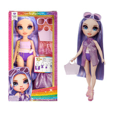 Carica l'immagine nel visualizzatore di Gallery, Rainbow High Swim &amp; Style - Violet (viola) - Bambola da 28 cm con confezione scintillante e oltre 10 outfit - Costume da bagno rimovibile, sandali, accessori divertenti - Età 4-12 anni