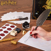 Carica l&#39;immagine nel visualizzatore di Gallery, Harry Potter Calendario Avvento 2025, Hogwarts Cancelleria Accessori Capelli, Countdown Natale Calendari Avvento, Penne Calzini Gioielli Ciondoli (Cubo Nero)