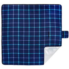 Carica l'immagine nel visualizzatore di Gallery, Amazon Basics Coperta da picnic con retro impermeabile, Ufficio, 200 x 200 cm, Studio, Plaid blu scuro