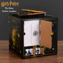 Carica l&#39;immagine nel visualizzatore di Gallery, Harry Potter Calendario Avvento 2025, Hogwarts Cancelleria Accessori Capelli, Countdown Natale Calendari Avvento, Penne Calzini Gioielli Ciondoli (Cubo Nero)