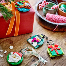 Carica l'immagine nel visualizzatore di Gallery, LEGO Selezione di Decorazioni di Natale - Gioco con 4 Addobbi da Appendere tra cui Babbo Natale, Pupazzo di Neve e Renna - Attività per la Famiglia - Regalo Natalizio per Bambine e Bambini 6+ - 40744