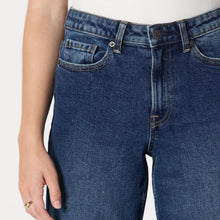 Carica l'immagine nel visualizzatore di Gallery, Amazon Essentials Jeans da Donna a Gamba Larga a Vita Medio Alta con vestibilità Rilassata a Bassa Elasticità, Lavaggio Scuro Pietra, 40