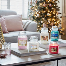 Carica l'immagine nel visualizzatore di Gallery, Yankee Candle Candela profumata | Candela in giara grande Snowflake Kisses | Durata: fino a 150 ore | Regalo perfetto per donne