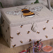 Carica l'immagine nel visualizzatore di Gallery, Hobby Gift Scatola Media per Cucito con Manico - Cestino Porta Cucito in Cotone con Scomparti per Strumenti e Accessori Creativi - 19 x 26 x 15 cm, Ape Ricamata