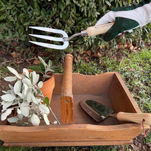 Carica l'immagine nel visualizzatore di Gallery, Spear &amp; Jackson 3055KEW Set Regalo Botanico Kew Gardens – Paletta e Forca in Acciaio Inox con Manico in Legno FSC e Guanti da Giardino con Palmo in Pelle