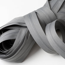 Carica l'immagine nel visualizzatore di Gallery, IPEA Cerniera Lampo Catena Continua misura #3 Grigia - [ 5 METRI + 15 CURSORI IN METALLO ] - Made in Italy - Zip Ritagliabile per Cucito, Abbigliamento, Accessori - Larghezza 30 mm - Grigio