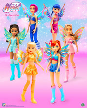 Carica l'immagine nel visualizzatore di Gallery, Winx – Bloom Fata, Bambola 27 cm con Ali Removibili e Look da Fata del Fuoco, Snodata, Giocattolo per Bambina e Bambini 