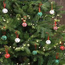 Carica l'immagine nel visualizzatore di Gallery, com-four® 12 decorazioni natalizie da appendere 4 cm Ø - campanelle in metallo da appendere - campanelle decorative in latta come pendenti per finestre, porte e alberi di Natale (verde bianco rosso)