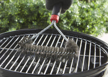 Carica l'immagine nel visualizzatore di Gallery, Weber Spazzola triangolare per barbecue, 30 cm