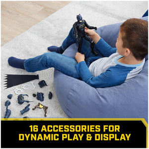 DC Comics, Action Figure Batman Adventures, Supereroe Giocattolo in Scala, Personaggio Alto 30 cm, con 16 Accessori e 17 Punti di Articolazione, Giochi per Bambini, 4+ Anni