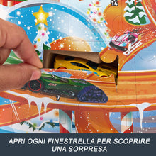 Carica l'immagine nel visualizzatore di Gallery, Hot Wheels - Calendario dell'Avvento 2024, 24 finestrelle numerate con sorprese e Tappetino di Gioco, 8 macchinine e 16 Accessori a Tema Invernale, Giocattolo per Bambini, 3+ Anni, HTG00
