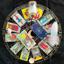 Carica l'immagine nel visualizzatore di Gallery, Pelucton Tarocchi Carte Italiano con Manuale per Principianti, Tarocchi Classici con Numeri Moderni e Nomi delle Carte in Italiano e in Inglese.