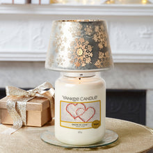 Carica l'immagine nel visualizzatore di Gallery, Yankee Candle Candela profumata in giara grande | Amore invernale | Durata Fino a 150 Ore