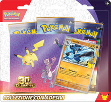 Carica l'immagine nel visualizzatore di Gallery, Pokémon: collezione con adesivi (Lucario) dell’espansione 30° Anniversario del GCC Pokémon (1 carta promozionale olografica e 3 buste di espansione), Edizione in Italiano