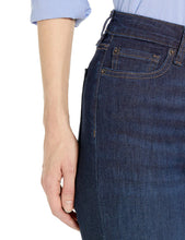 Carica l'immagine nel visualizzatore di Gallery, Amazon Essentials Jeans Elasticizzati a Vita Media Bootcut Vestibilità Aderente - colori fuori produzione Donna, Delavé Scuro, 44