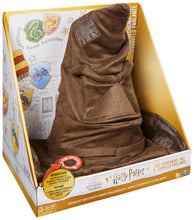 Carica l&#39;immagine nel visualizzatore di Gallery, Wizarding World | Cappello Parlante Interattivo di Harry Potter | Voce originale dei film di Harry Potter | 15 frasi in italiano/tedesco | Accessori Harry Potter dai 5 anni in su