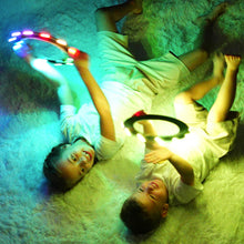 Carica l'immagine nel visualizzatore di Gallery, TOSY Flying Ring - 16 milioni di colori RGB o 12 LED, luminoso, modalità smarrimento, accensione automatica, impermeabile, frisbee leggero, regalo di compleanno e di Natale per ragazzo/ragazza/bambino
