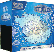 Carica l'immagine nel visualizzatore di Gallery, GCC Pokémon: set Allenatore Fuoriclasse dell’espansione Scarlatto e Violetto - Corona Astrale (una carta promozionale a figura intera, nove buste di espansione e accessori premium)