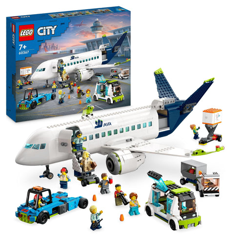 LEGO City Aereo Passeggeri, Modellino di Aeroplano Giocattolo da Costruire con 9 Minifigure e Veicoli dell'Aeroporto: Autobus, Trattore Aeroportuale, Camion del Catering e Furgone, Idea Regalo 60367