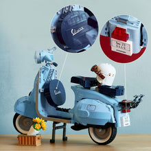 Carica l&#39;immagine nel visualizzatore di Gallery, LEGO Icons Vespa 125, Kit Modellismo per Adulti in Mattoncini, Idea Regalo Creativa per Uomo, Donna, Lui o Lei di Compleanno, Replica Piaggio Anni 60 da Costruire, Hobby Rilassante da Collezione 10298