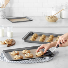 Carica l'immagine nel visualizzatore di Gallery, Amazon Basics Tappetini da forno in silicone, set da 3 unità, Rettangolare, 23.0cm x 33.0cm, 25.0cm x 29.5cm, 29.5cm x 37.5cm, Marrone/Nero