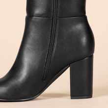 Carica l'immagine nel visualizzatore di Gallery, Amazon Essentials Stivali con Tacco Alto Donna, Nero Finta Pelle, 42 EU Larga