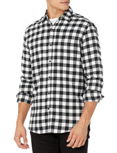 Carica l'immagine nel visualizzatore di Gallery, Amazon Essentials Camicia in Flanella a Maniche Lunghe (Disponibile in Taglie Extra Forti) Uomo, Nero Buffalo Plaid, XL
